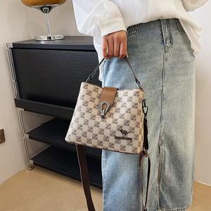 Sac à main seau de voyage personnalisé imprimé de créateur pour femmes sac élégant à bandoulière mode sac avec serrure - Product Image 6