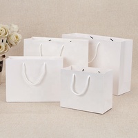 Sac en papier de luxe imprimé personnalisé, 50 pièces, modèle bon marché, pour les courses au détail, sac en papier de couleur