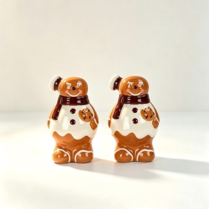 Paire d'égouttoirs à sel miniatures en forme d'homme en pain d'épices avec finition glacée brillante, bordure en glaçage blanc, écharpe en chocolat et <span class=keywords><strong>poche</strong></span> à biscuits – Superbe - Product Image 1