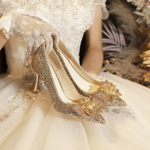 Zapatos de tacón bajo de satén con diamantes de imitación para invierno, estilo sexy, sin cordones, de cuero, con tacón de gatito hueco, cómodos, de punta, para hombre y mujer - Product Image 3