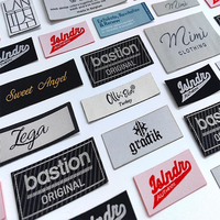 Étiquettes d'entretien tissées en sergé à pliage en bout personnalisées pour vêtements Tissu en coton doux avec impression de logo privé pour vêtements Étiquettes textiles