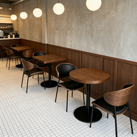 Tables et chaises de bar de style vintage personnalisables pour rehausser l'ambiance d'un restaurant. Ils sont durables et faciles à nettoyer