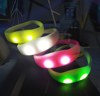 Changement de couleur LED Bracelet réglable activé par le son Bracelet clignotant pour les festivités du nouvel an chinois de Noël Diwali