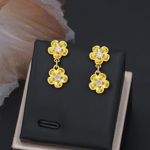 Pendientes de tuerca JXX Fashion con baño de oro de 24K, diseño de estrella y flor, modernos, de latón con circonitas en forma de corazón, para regalo de fiesta para mujer - Product Image 4