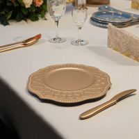 Assiette de présentation classique en plastique de 13 pouces, motif plante doré gaufré, peinte à la main, forme pétale, pour décoration de table de mariage et de dîner