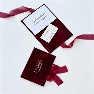 Porte-documents rigide personnalisé bordeaux en velours pour invitations de mariage, certificats cadeaux, cartes cadeaux VIP et bons de membre avec dorure à chaud - Product Image 1