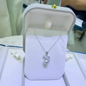 Collar de Perlas de Agua Salada de Plata Pura de Lino Genuino Wenchi de 8-9mm con Cadena de Clavícula de Delfín, Venta al por Mayor desde China - Product Image 3