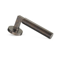Poignée de porte en laiton massif finition bronze martelé, style industriel antique, fabricant de quincaillerie intérieure ISILINE