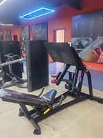 L'exercice de pression des jambes gratuit de Xinrui cible les quadriceps et les fessiers maximaux.