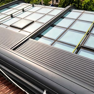 Auvent rétractable motorisé à énergie solaire en alliage d'aluminium, abri pliant automatique anti-pluie, toit à persiennes <span class=keywords><strong>pour</strong></span> villa et sous-sol - Product Image 1