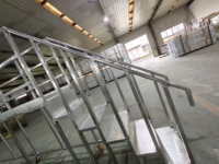 Plateforme de travail mobile industrielle en aluminium personnalisable LT avec escaliers, garde-corps de sécurité, hauteur réglable, roulettes verrouillables, garantie 1 an