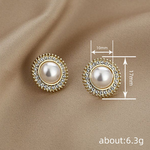 Eleganti Orecchini a Perno con Perle Imitate a Forma di Girasole, Gioielli da Donna di Lusso Leggero - Product Image 3