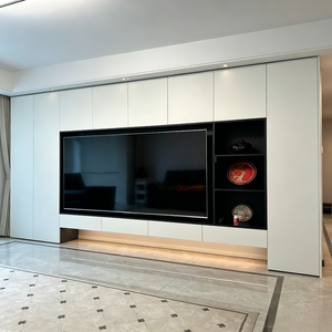 Console <span class=keywords><strong>TV</strong></span> personnalisable de style Japandi avec armoires blanches, base en <span class=keywords><strong>bois</strong></span> flottante <span class=keywords><strong>et</strong></span> niche <span class=keywords><strong>TV</strong></span> intégrée - Product Image 5