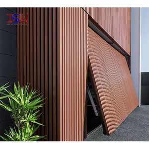 Puerta de Garaje Seccional Automática de Estilo Moderno con Acabado de Madera de Lujo, Panel de Aluminio, para Casa o Villa, Eficiente Energéticamente - Product Image 1
