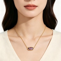 Collier ras du cou délicat en laiton avec pendentif en verre transparent violet et cadre martelé pour femme, idéal pour le port quotidien en superposition