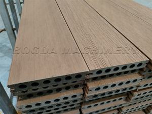 خط بثق ألواح أرضيات طرادات وأرضيات من مركبات الخشب البلاستيكي الأسمنتة للفناء والأرضيات، أرضيات ذات شرفة خشبية مغطاة تلقائيًا من BOGDA - Product Image 6