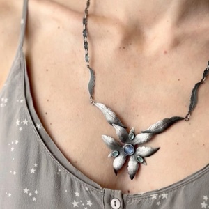 สร้อยคอเซราฟิมงานฝีมือจากทองแดง แทนซาไนต์ และอะพาไทต์ - ชิ้นงานที่ไม่เหมือนใคร - สร้อยคอรูปดอกกล้วยไม้ - Product Image 2