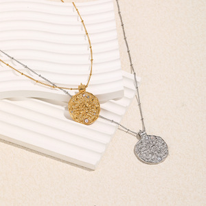 Modernos Collares <span class=keywords><strong>de</strong></span> Acero Inoxidable Chapados en Oro <span class=keywords><strong>de</strong></span> 18K con Incrustaciones <span class=keywords><strong>de</strong></span> Perlas y Circonitas, Collares con Colgante <span class=keywords><strong>de</strong></span> <span class=keywords><strong>Emoji</strong></span> <span class=keywords><strong>de</strong></span> Sol con Patrón Martillado - Product Image 5