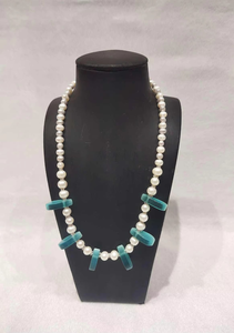 Elegante y lujoso collar de perlas de agua dulce semipreciosas blancas, verdes y rojas de fabricante indio para compromiso - Product Image 2