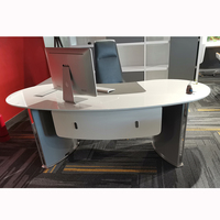 Mobilier de table de bureau à domicile elliptique élégant avec des bords arrondis, un dessus de table spacieux et un bureau de réception semi-circulaire