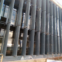 Système de persiennes verticales automatiques rotatives en alliage d'aluminium, personnalisées, finition PVDF, écologiques, pour bâtiments de bureaux contemporains