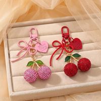 Schattig Valentijnscadeau: metalen sleutelhanger voor dames, versierd met strass steentjes, kersenmotief, kristallen charme voor tassen en handtassen.