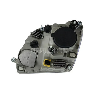 Conjunto de faros delanteros para camión Volvo 82526640, reemplazo de lámparas halógenas izquierda y derecha para camiones de servicio medio y pesado - Product Image 1