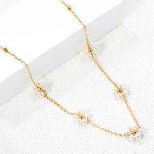Collier ras du cou tendance en acier inoxydable plaqué or 18 carats avec perles et pendentif fleur pour femme - Product Image 3