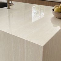 Plan de travail de cuisine moderne en pierre frittée beige de haute qualité, finition polie, aspect travertin beige