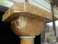 Table d'autel d'église en gros à bas prix sculpté à la main design moderne exquis poteau en marbre naturel