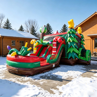 Structure gonflable de Noël avec double toboggan et parcours d'obstacles pour enfants, idéale pour la location commerciale, les fêtes et les événements en extérieur