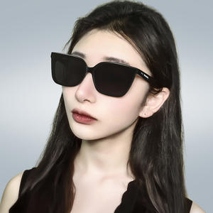 Lunettes de soleil Little Red Book GM noires unisexes polarisées UV400 avec verres PC Type 3 - Product Image 2