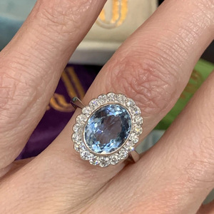 Elegante anello a forma di fiore con pietra ovale blu acqua per donna, design intarsiato, gioielli alla moda - Product Image 2