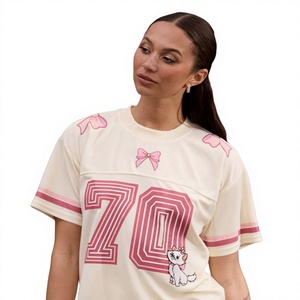 เสื้อยืดคอกลมแขนสั้นพิมพ์ลายแมว 70 ตัว ลายโบว์สีชมพู ทรงหลวม ใส่ได้ทุกฤดู ดีไซน์ลายตัวการ์ตูน พิมพ์ลายด้านหน้าด้วยเทคนิค Heat-Transfer สำหรับทุกเพศ - Product Image 1