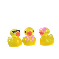 Patung bebek Resin, ramah lingkungan Dekorasi tangki ikan bebek kuning untuk Natal Bonsai berdaging