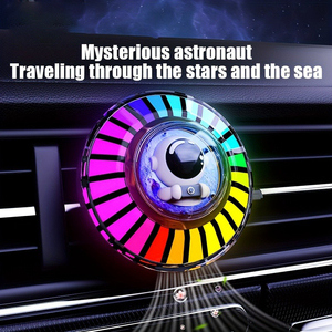 Aromatizante para Auto con Diseño de Astronauta, Decoración Interior Creativa RGB con Forma de Cabina Espacial, Perfume para Auto con Luz Ambiental - Product Image 4