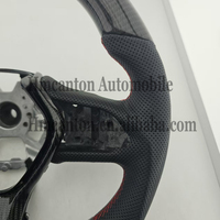 Volant de direction pratique en fibre de carbone perforée avec surpiqûres rouges et bande supérieure pour Infiniti Q50 – Vente chaude