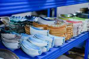 Forniture per Catering, Piatto Piccolo in Ceramica Smaltata Colorata, Personalizzabile, 5 Pollici, Rosso Decorativo, Angolato Verso l'Alto, Foglia d'Acero in Ceramica Nera - Product Image 3