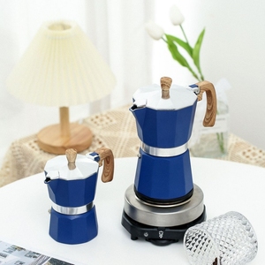Cafetière <span class=keywords><strong>italienne</strong></span> à expresso pour 3 à 6 tasses, cafetière moka en aluminium, moka pot avec poignée en bois - Product Image 1