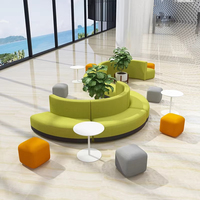 Canapé de réception ou banquette d'attente en tissu orange au design unique et créatif pour espace public