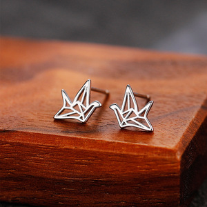 Orecchini a perno minimalisti a forma di gru origami da donna, gioielli lisci ed eleganti per l'orecchio - Product Image 4