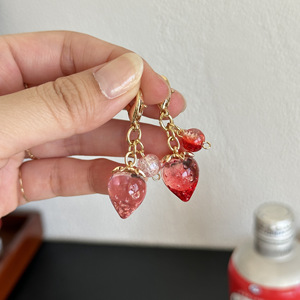 CHENXI Llaveros Originales 3D de Fresa, Colgante para Bolsos de Niñas, Accesorios de Joyería, Decoración para Estuches de Auriculares - Product Image 1