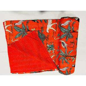 Colcha Kantha Hecha a Mano en Tela de Algodón Suave con Patrones Estampados y Patchwork Atemporal para un Dormitorio Acogedor - Product Image 3