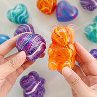 Jouets à presser transparents marbrés en forme de cœur, d'œuf et d'ours
