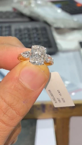 Bague de fiançailles élégante en or 14K plaqué et rempli, avec diamant de laboratoire taille coussin de 1,00 carat et trois pierres latérales en forme de poire, pour promesse nuptiale - Product Image 3