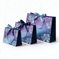Sac cadeau en papier imprimé sur mesure, motif floral dégradé argenté, avec poignées en ruban de satin et nœud, pour mariage, fête prénuptiale, ou comme sac fourre-tout pour cadeaux.