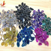 Vente en gros de pendentifs, boucles d'oreilles, bagues, bijoux, colliers et porte-clés en tranches d'agate naturelle de forme irrégulière et de forme plate ronde
