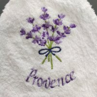 Serviette ronde en coton brodé à la lavande, serviette en éponge à la main