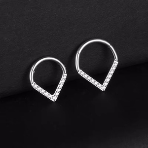 Orecchino a Cerchio in Titanio ASTM F136 per Daith a Forma di Luna a Goccia per Cartilagine Trago Elice con Zircone Cubico Trasparente come Pietra Principale - Product Image 4
