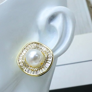 Boucles d'oreilles clous géométriques rétro vintage en cuivre et zircon, plaquées or 18 carats, bijoux pour femme, cadeau pour les occasions festives - Product Image 5